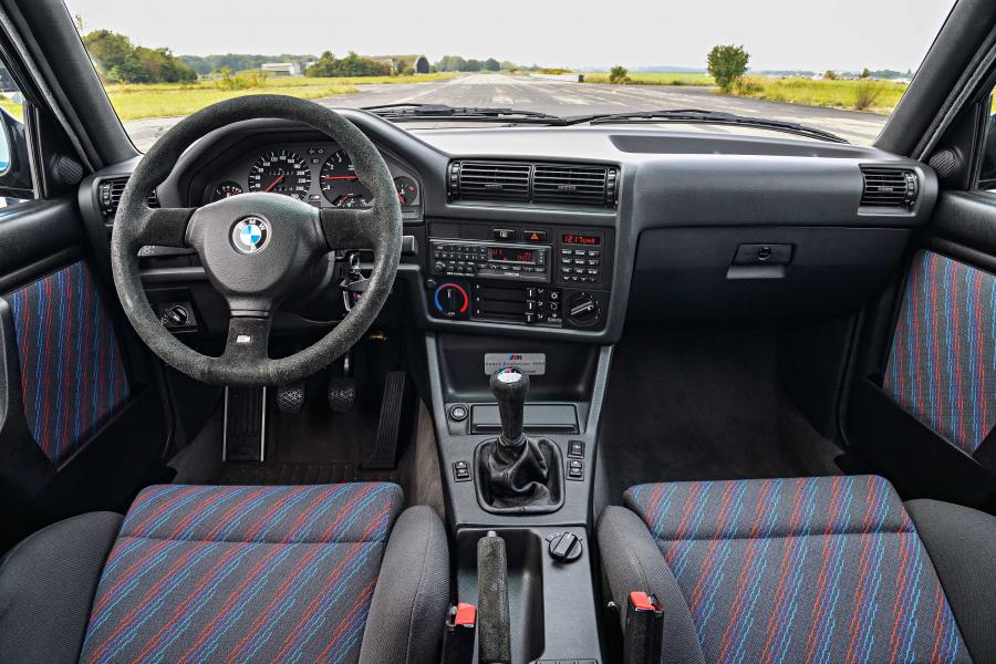 Торпедо BMW M3 Sport Evolution (E30) 1990 года  (фото 36 из 55)